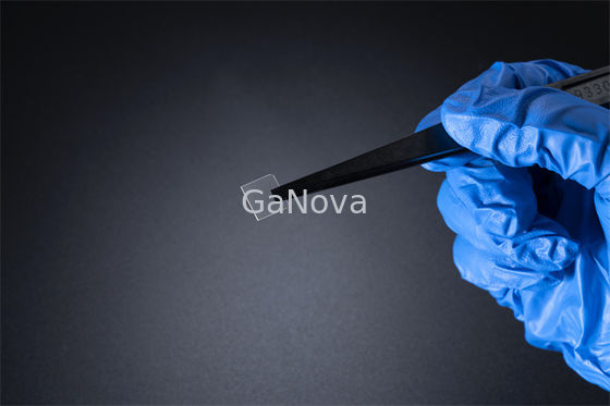 10 X 10.5 mm2 C 얼굴 비 도핑 N 유형 자유 서 있는 GaN 단일 크리스탈 기판